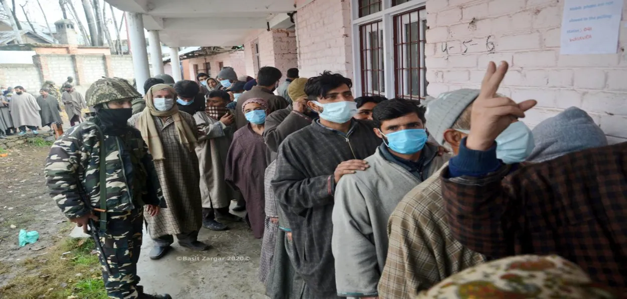 Kashmiri in queue for casting their vote in the DDC elections (File)