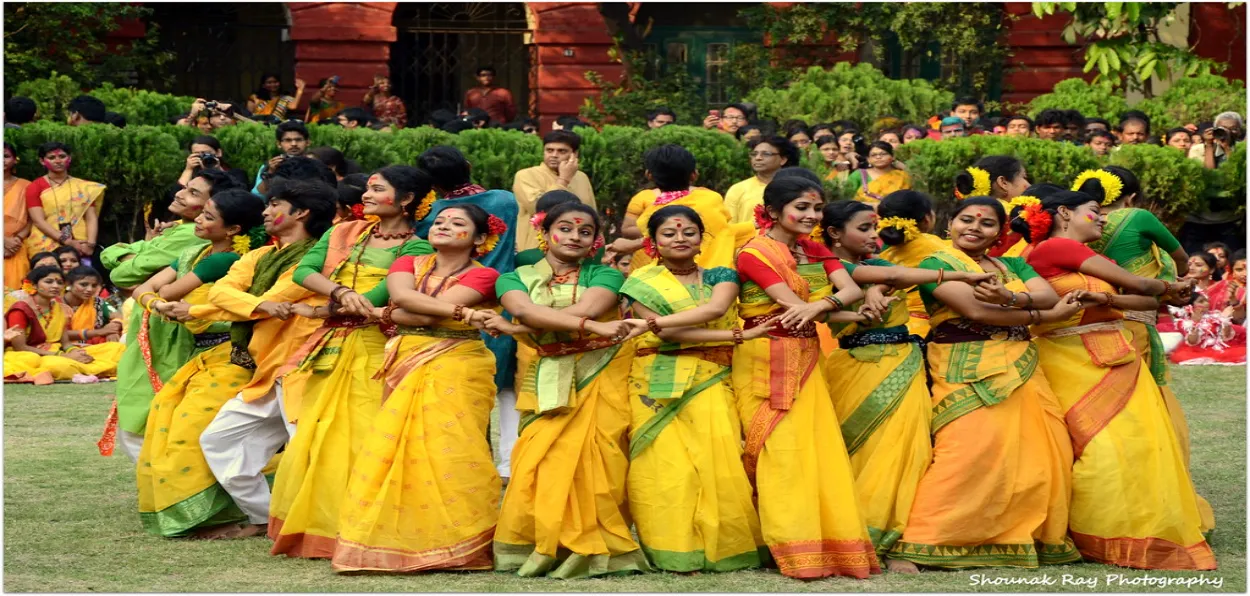 Women celebrating Basanto Utsav in Kolkata