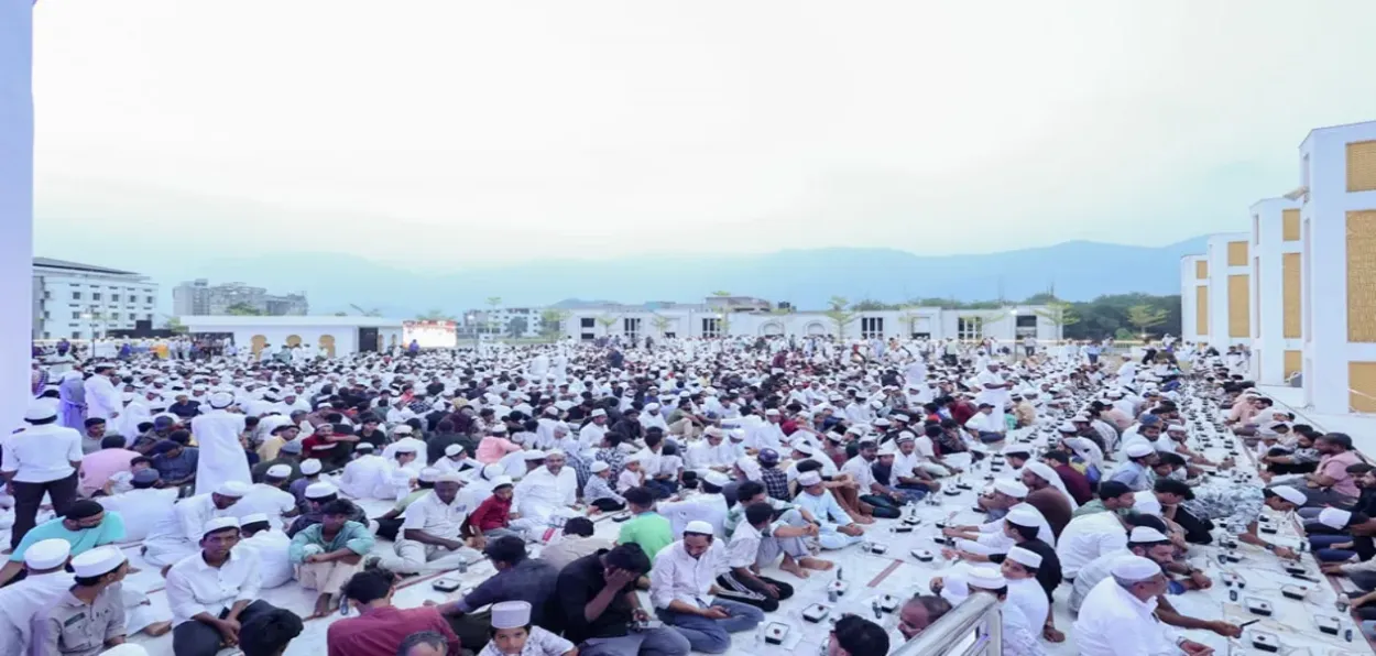 The scene of Iftar at Grand Mosque of Knowledge City Jami ul Futuh in Kozhikode, Kerala