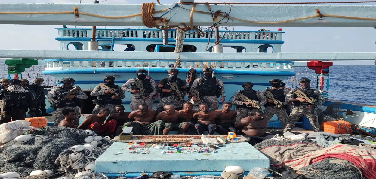 Indian Navy personnel with arrested Somali pirates (Image Navy Spokesperson)