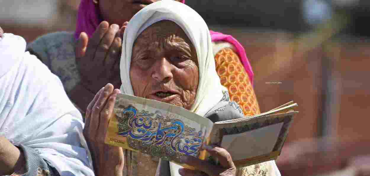 A Muslim woman praying in Kashmir (Pic: Basit Zargar)