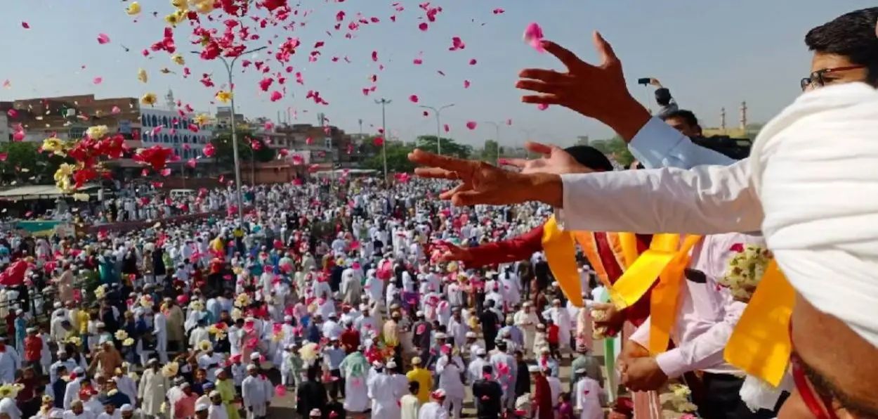 Local Hindus showering rose petal on Muslims in Jaipur
