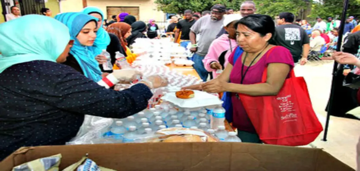 Muslim women distributing Food