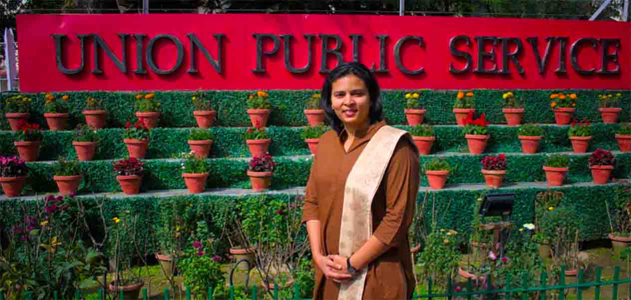 Afra usmani posing in front of the UPSC office in New Delhi