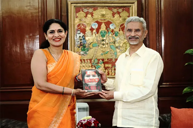 External Affairs Minister S Jaishankar with Nidhi Chaphekar