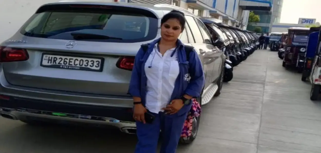 Auto rickshaw driver Bilkis Khan in her uniform