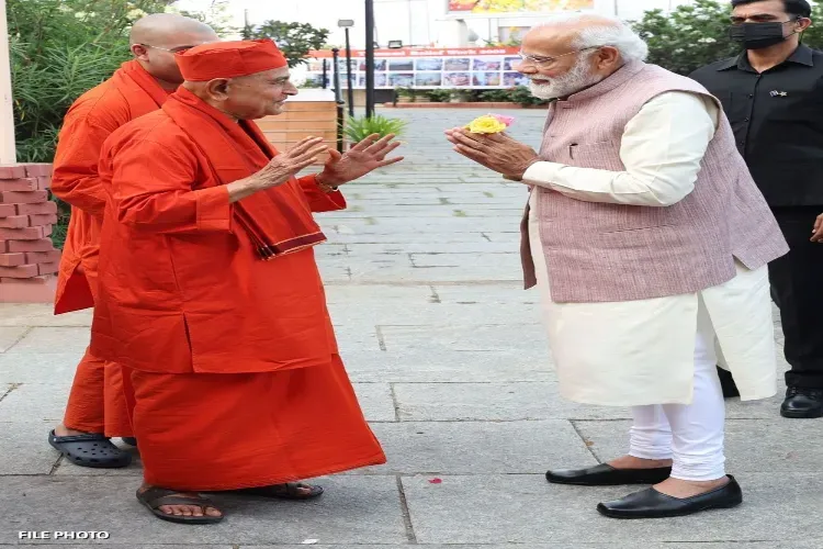 Prime Minister Narendra Modi with President of Ramakrishna Mission Swami Gautamananda Maharaj