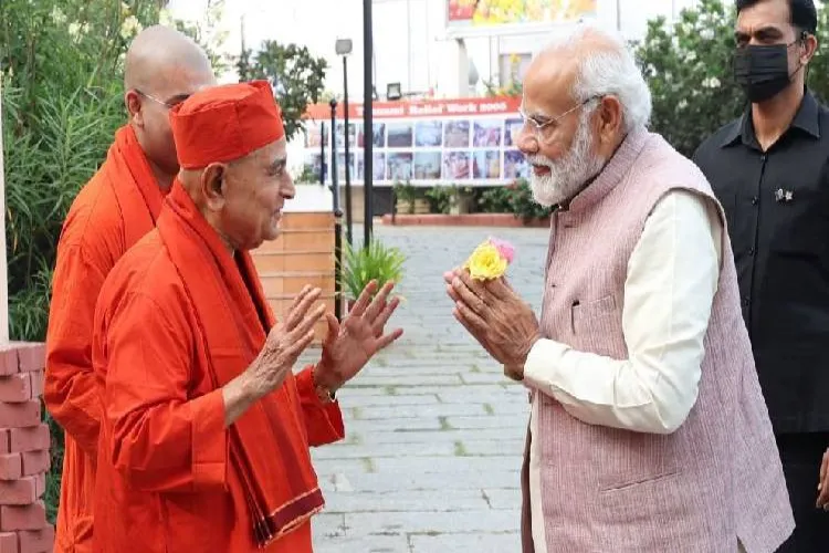 Prime Minister Narendra Modi with the President of Ramakrishna Mission Swami Gautamananda Maharaj