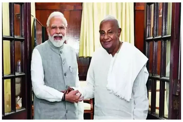 Prime Minister Narendra Modi with JDS Chief HD Deve Gowda