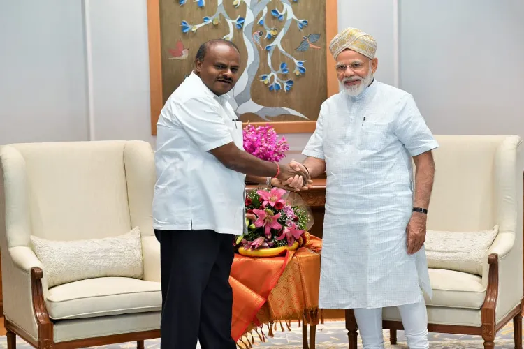 Prime Minister Narendra Modi with JDS leader HD Kumaraswamy
