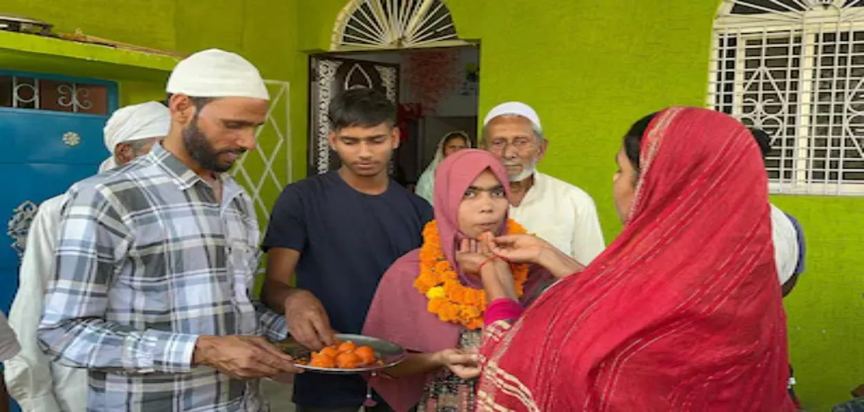 Jharkhand's 12th humanities topper Zeenat Parveen with her parents