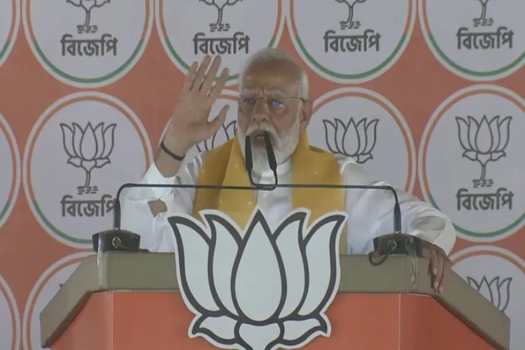 Narendra Modi  speaking at a public rally in Bardhaman, West Bengal