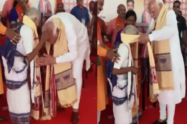 Prime Minister Narendra Modi with Padma Shri awardee tribal poet Purnamasi Jani 