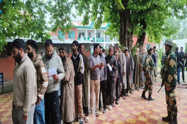 Queue outside a polling stations in Srinagar (Courtesy: DD)