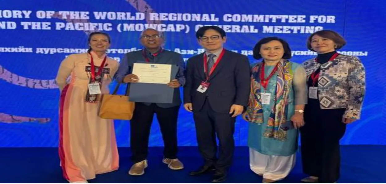 UNECO official handing over certificate of UNESCO's Memory of World Asia-Pacific Regional Register to Indian Authoritie