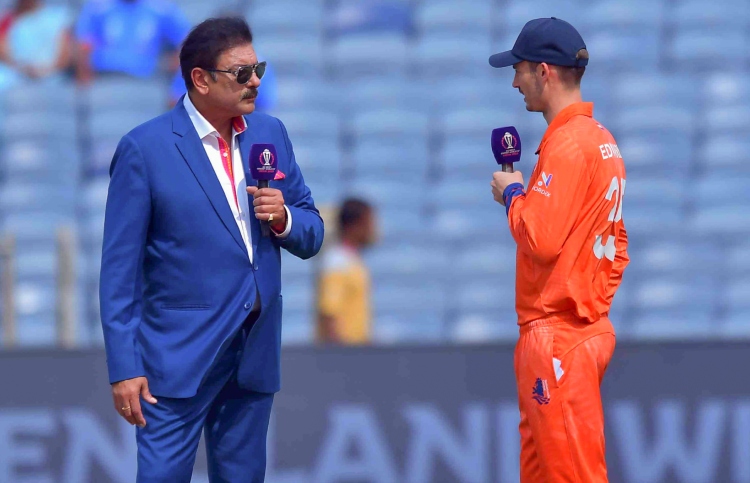 Ravi Shastri with Netherlands' skipper Scott Edwards 
