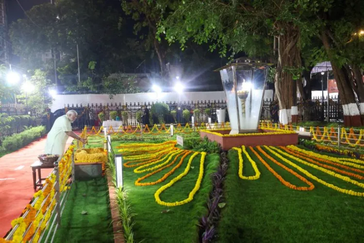 Prime Minister Narendra Modi paid tribute to Balasaheb Thackeray