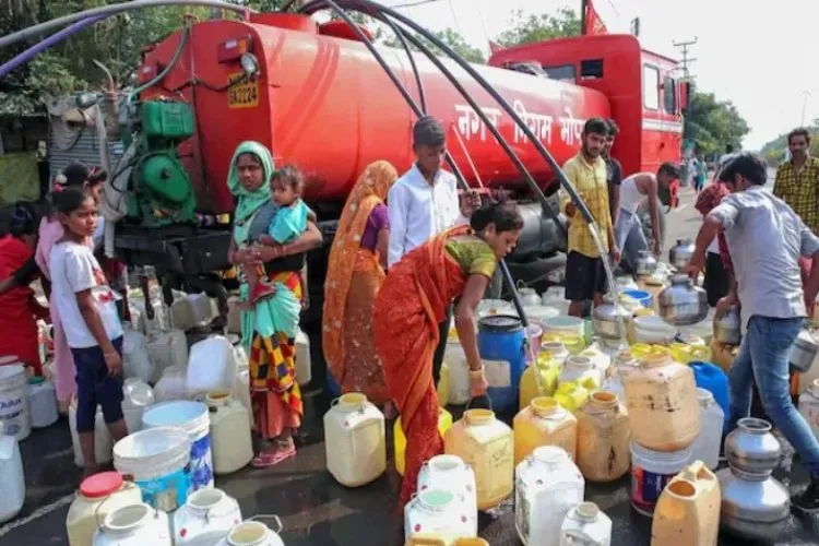 Delhi Residents Collecting Water from Government Tanks Amidst Severe Shortage