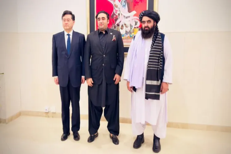 A joint photo of the foreign ministers of Afghanistan, China and Pakistan after the sixth tripartite meeting