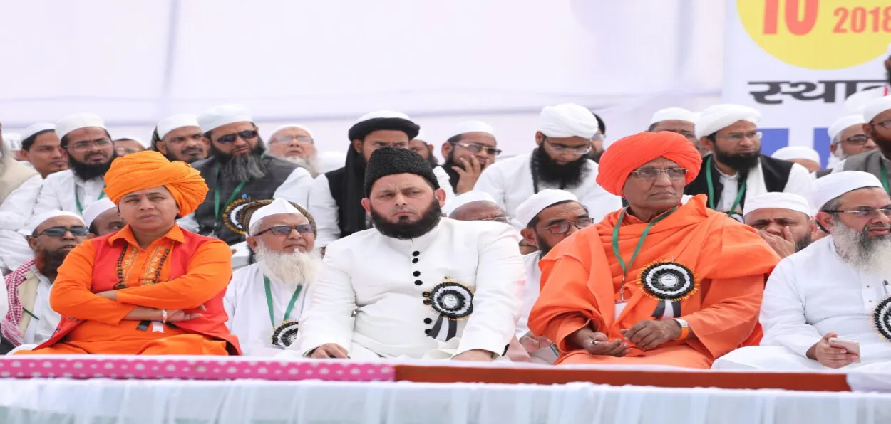 Maulana Khalid Rasheed with Arya samaj leader swami Agnivesh at the interfaith meet