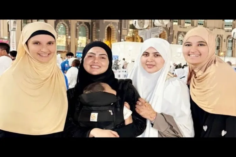 Sania Mirza and Anam Mirza, Sana Khan during their Haj trip (Instagram)