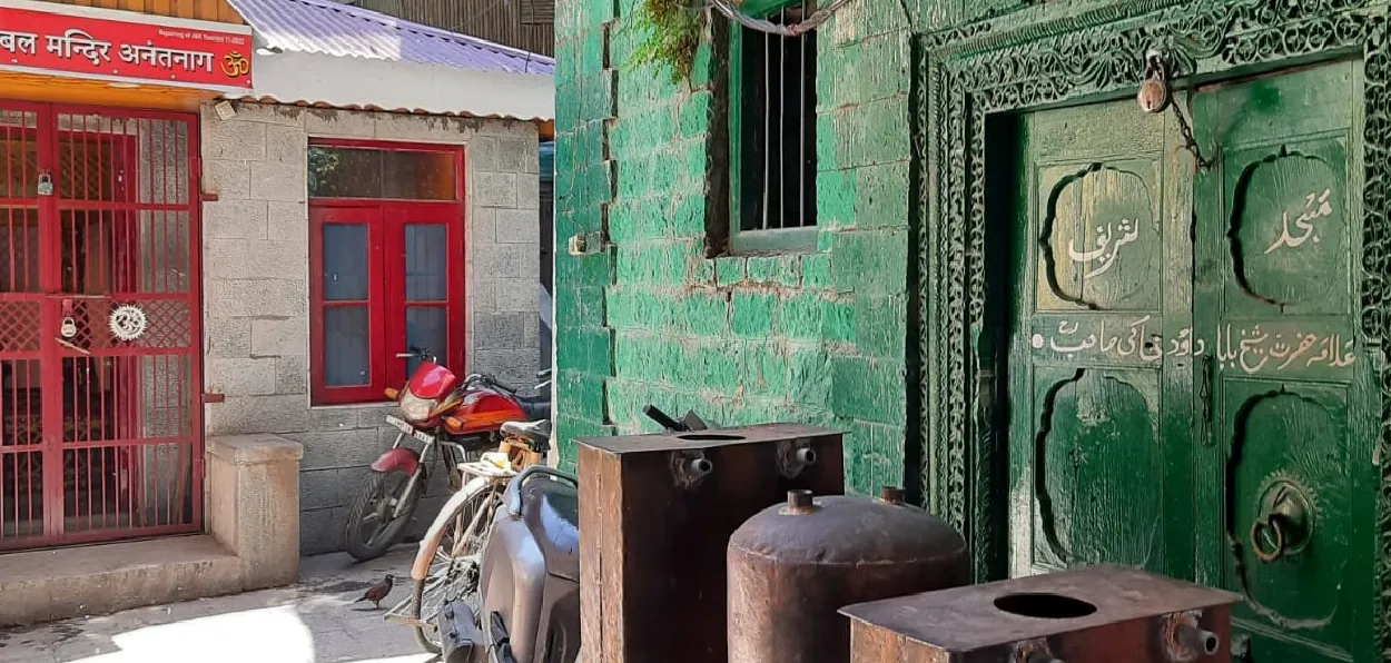 The juxtaposed Devibal temple and Sheikh Baba Dawood Khaki  mosque in Anantnag (Pics by Ehsan Fazili)