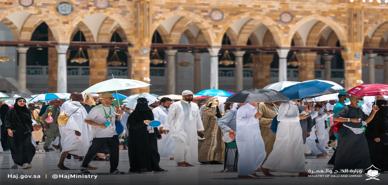 Hajj pilgrims with unbrellas (Pics: MInistry of Hajj and Umrah, Saudi Arabia)