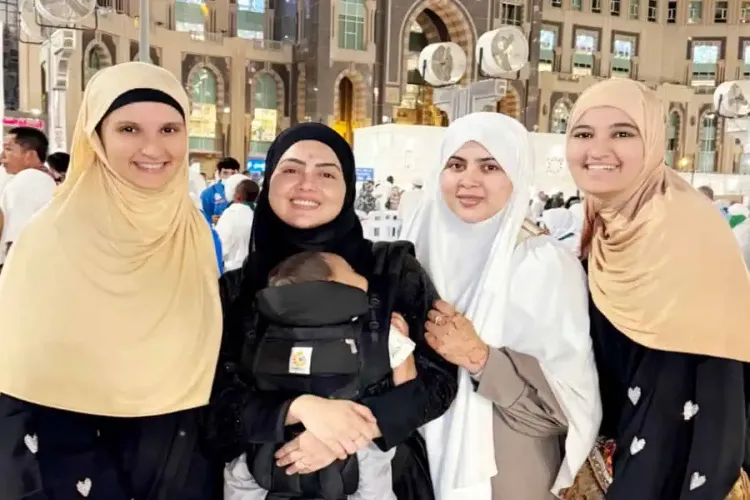 Sania Mirza and Anam Mirza, Sana Khan during their Haj trip (Instagram)
