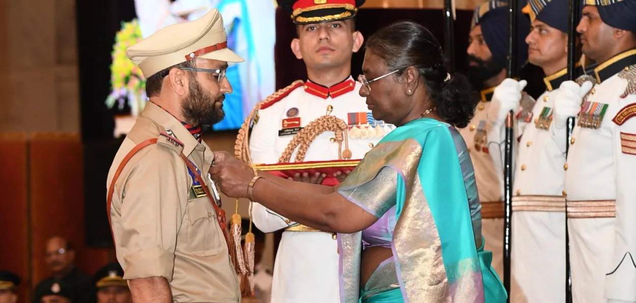 Sub-Inspector Feroze Ahmed Dar of Jammu and Kashmir Police receiving Shaurya Chakra from President Murmu (X)