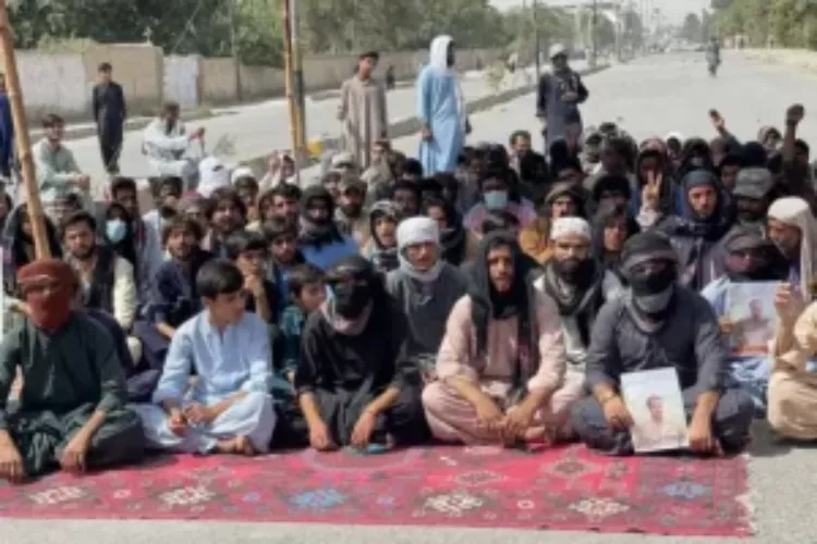 Proterters blocked the highway demanding release of Zaheer Ahmed Baloch