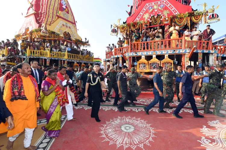 President Droupadi Murmu offers prayers during the Gundicha Jatra