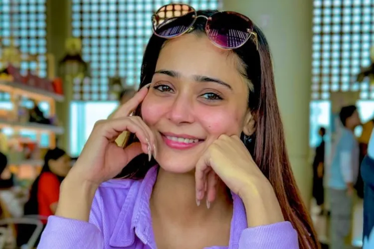 Television actor Sara Khan