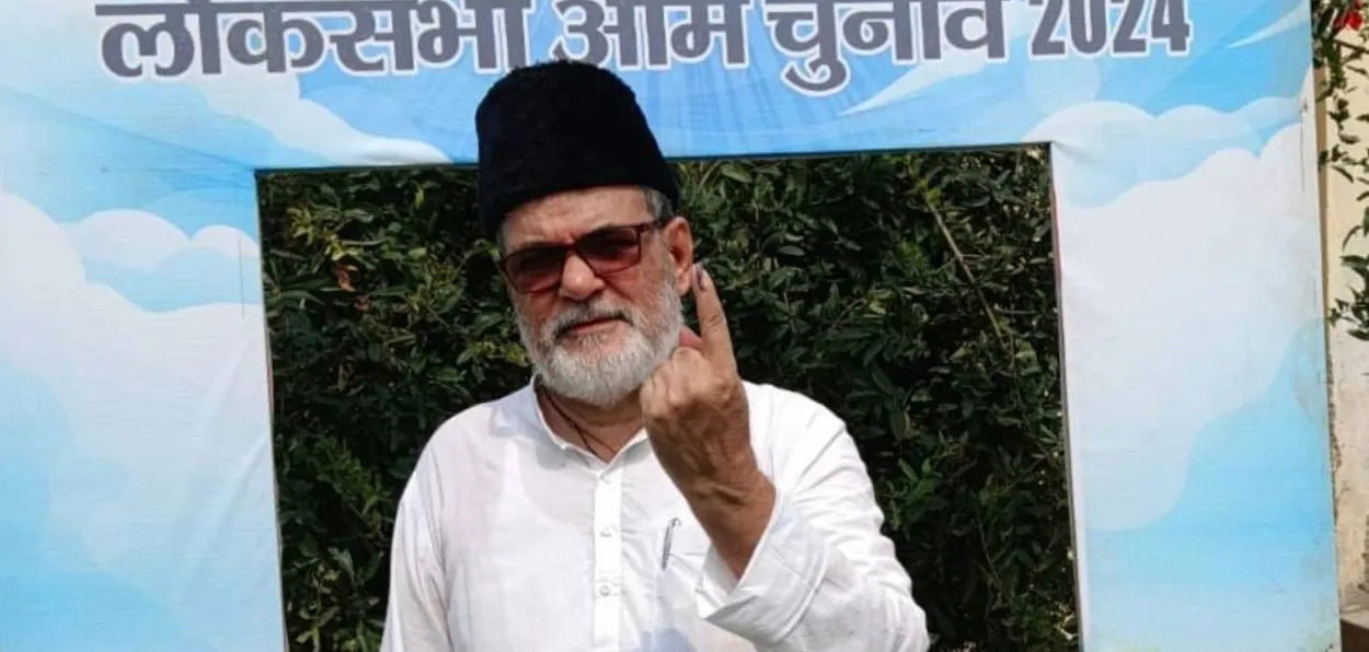 Maulana Dr Syed Amanat Husain flaunting his finger mark after voting