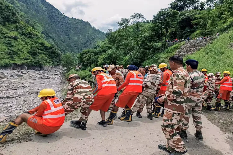 https://www.awazthevoice.in/upload/news/1722767380CRPF.webp