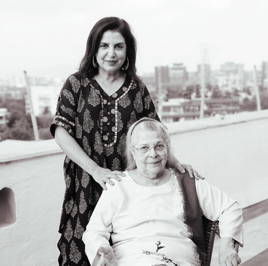 https://www.awazthevoice.in/upload/news/1722840768Farah_and_mother.png