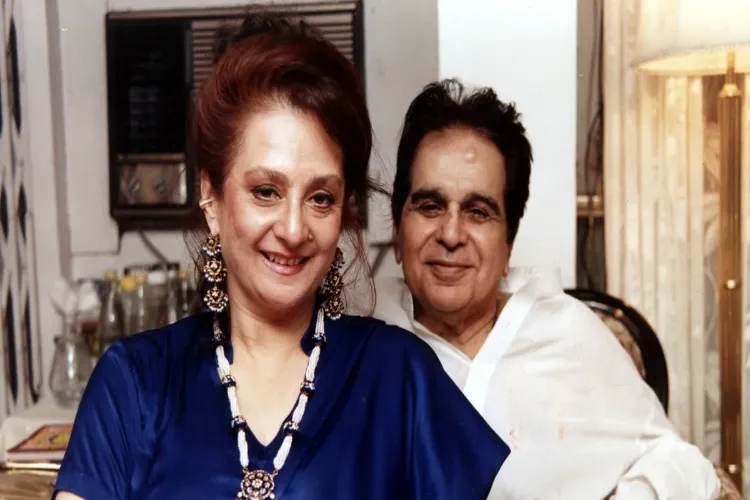 https://www.awazthevoice.in/upload/news/1723543397Manoj_Kumar_and_Saira_Bano_(1).webp