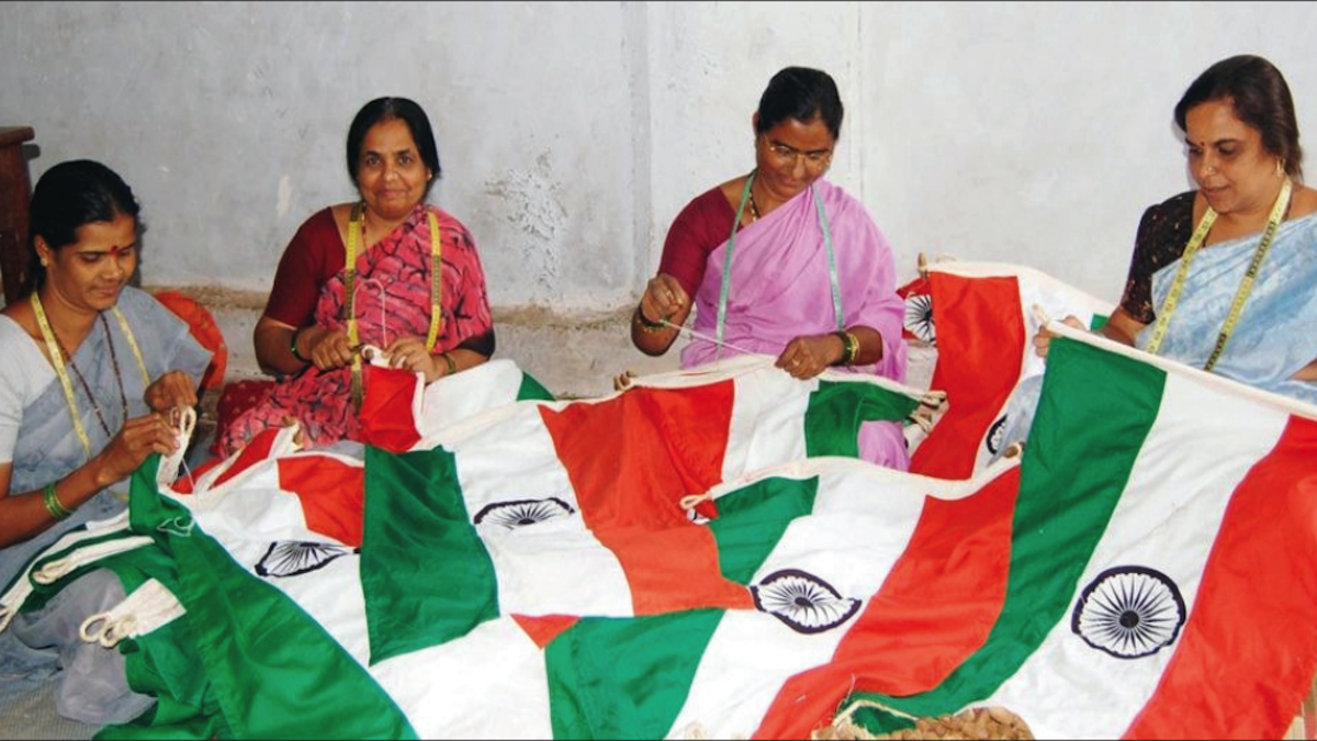https://www.awazthevoice.in/upload/news/1723624103Women_in_Bengeri_down_but_not_out.png
