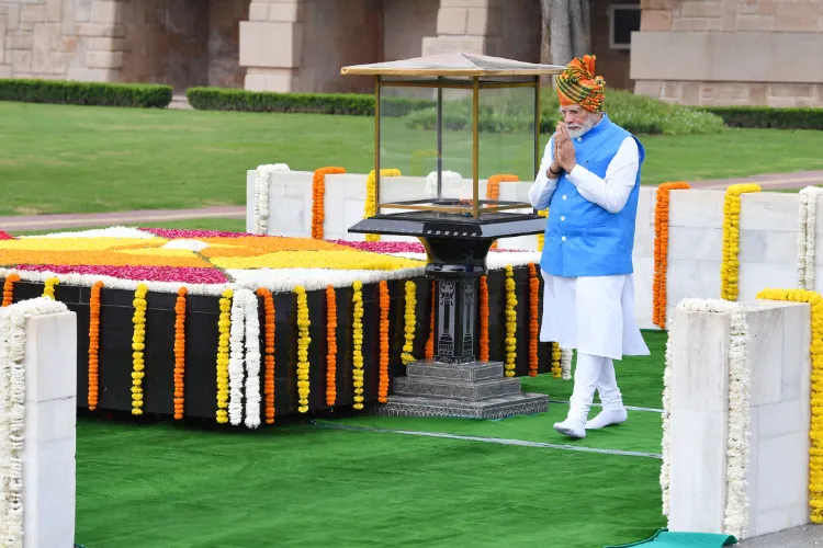 Prime Minister Narendra Modi paying tributes to Mahatma Gandhi at his Samadhi in Delhi