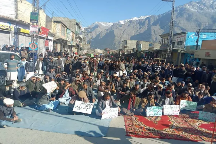 Awami Action Committee staged a protest on the Gilgit-Yasin highway