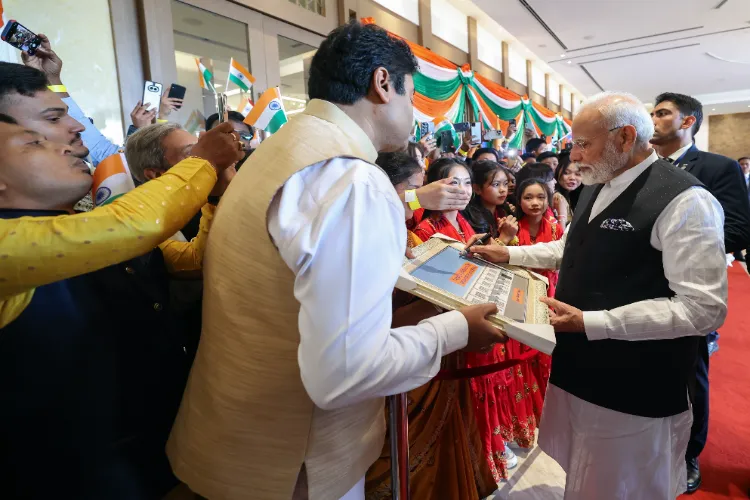 PM Modi being welcomed by Indian diaspora and Laos community