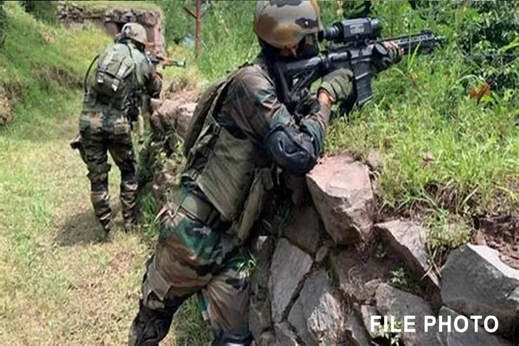 Soldiers during encounter in Kashmir (File)