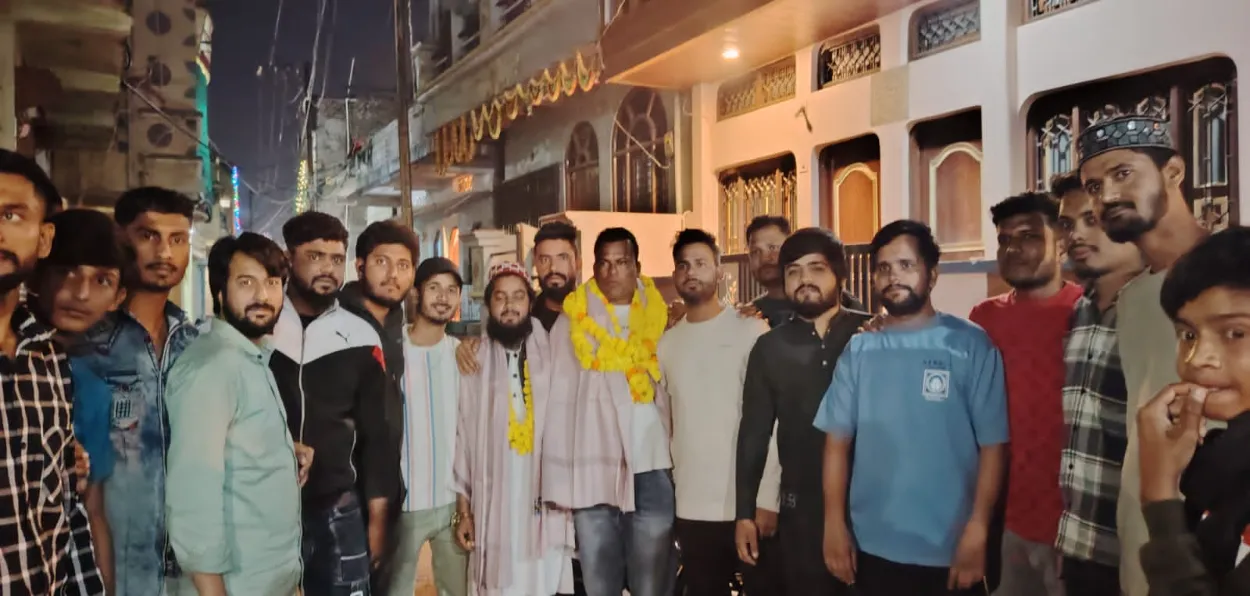 Waris Khan (with garlands) being honoured by citizens 