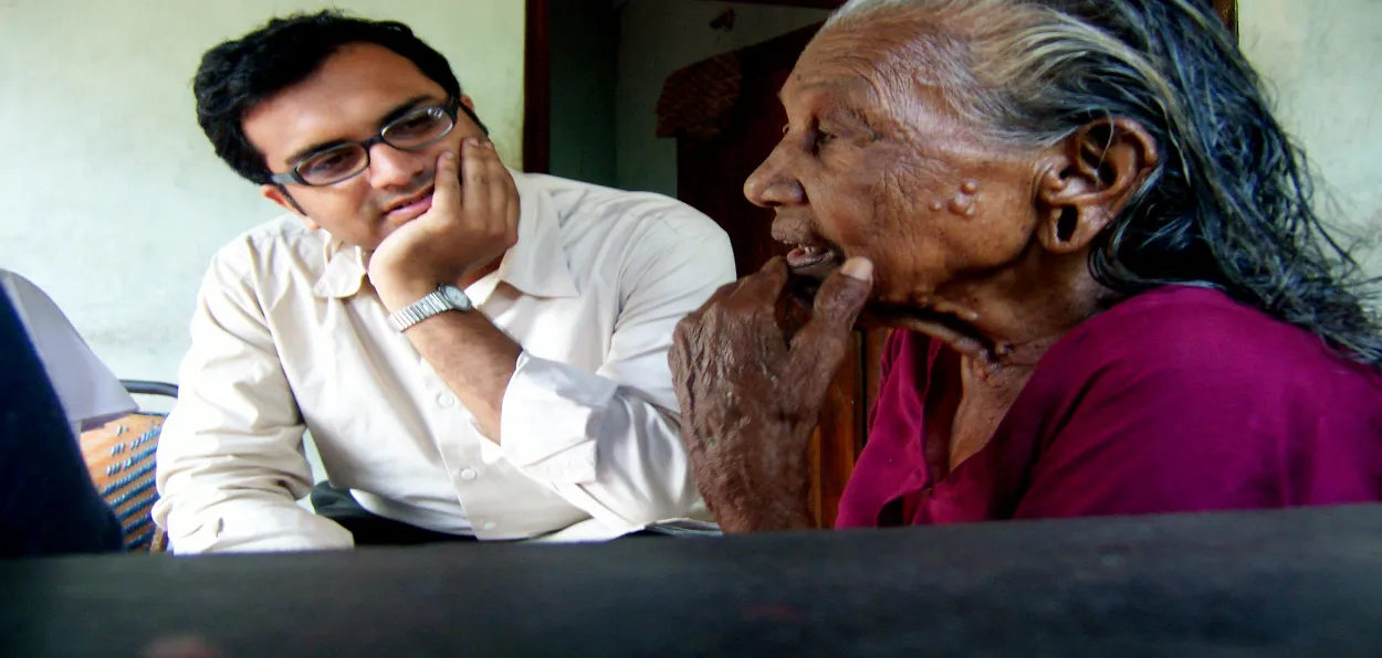 A doctor with a Palliative care patient in Kerala (Images from Kerala Pain and Palliative care society website)