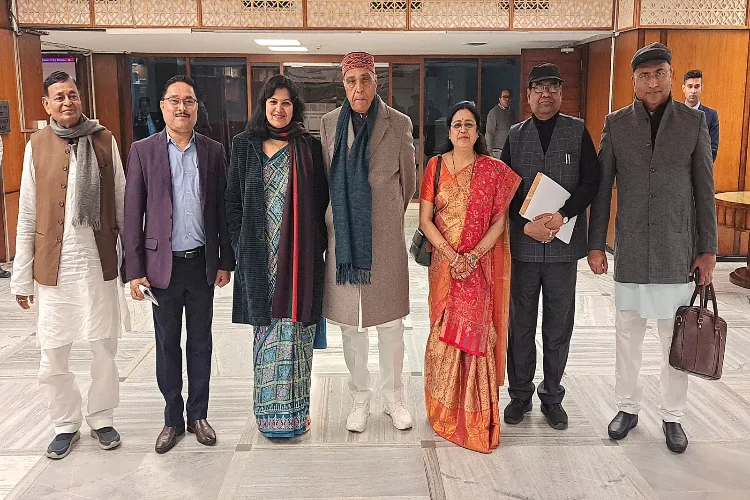 Muslim Rashtriya Manch activists with Jagdambika Pal (file),