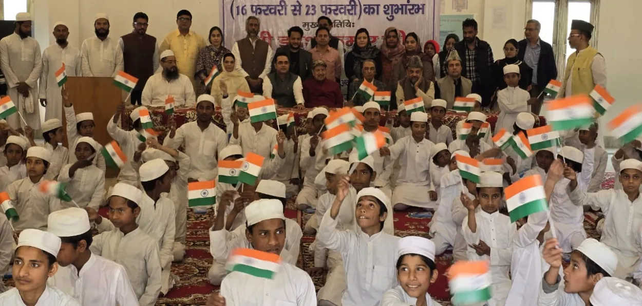 Students in a Delhi madrasa posing with RSS leader Indresh Kumar and MRM members