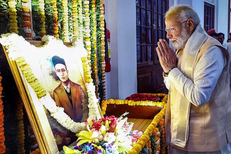 Prime Minister Narendra Modi paying tribute to V.D. Savarkar