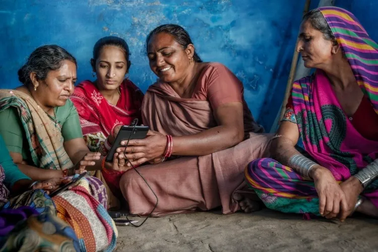 Women making digital transactions (World Economic Forum)