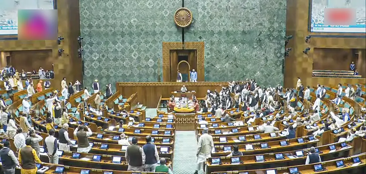 Opposition MPs opposing the Waqf Amendment Bill (File)