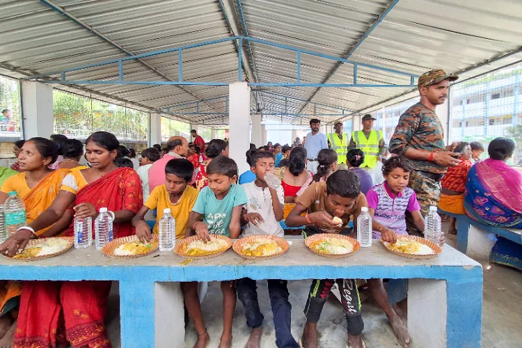 Murshidabad refugees affected from violence eating at Par Lal Pur High School shelter