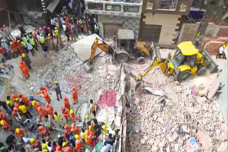  National Disaster Response Force (NDRF) and other agencies carry out a rescue operation after a building collapsed in Mustafabad area, in New Delhi on Saturday. 4 people dead and several others still feared trapped. 